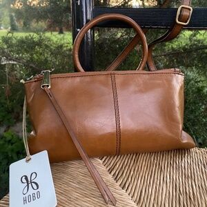 HOBO Sable crossbody in polished leather - color: Truffle